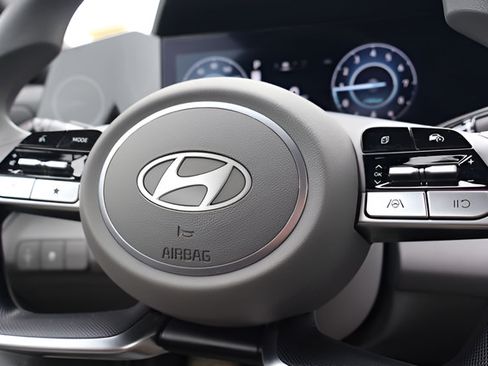 Used 2024 Hyundai Elantra SEL FWD image 18