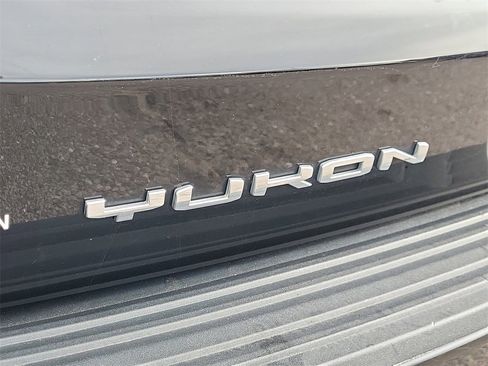 Used 2021 GMC Yukon SLT w/ SLT Premium Package image 17