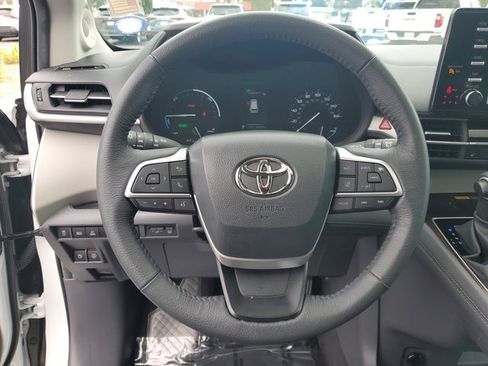 Used 2024 Toyota Sienna XLE image 16