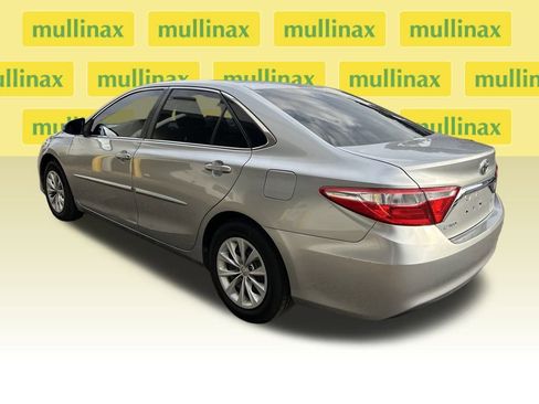 Used 2015 Toyota Camry image 2