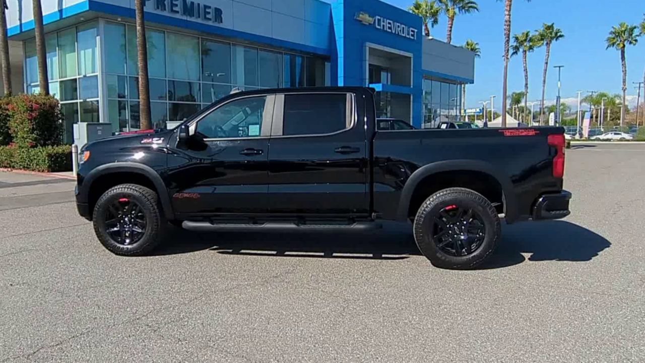 Used 2025 Chevrolet Silverado 1500 LT Trail Boss w/ Convenience Package II AWD/4WD image 5