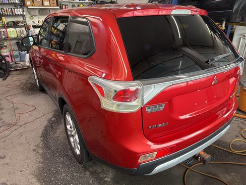 Used 2015 Mitsubishi Outlander SE image 3