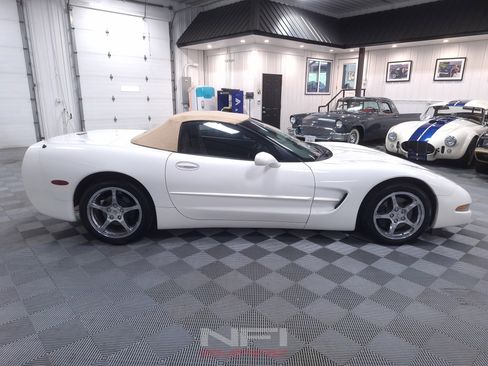 Used 2001 Chevrolet Corvette Convertible w/ Preferred Equipment Group2 RWD image 12