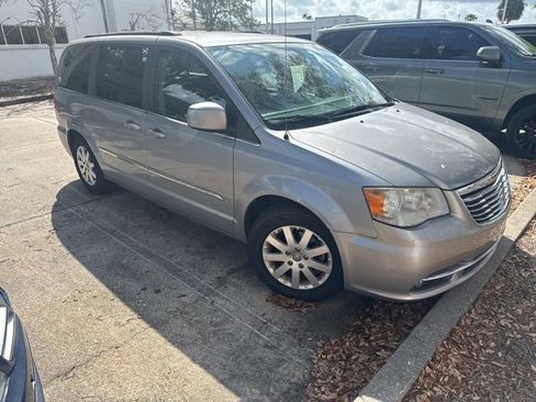 Used 2015 Chrysler Town & Country Touring image 1
