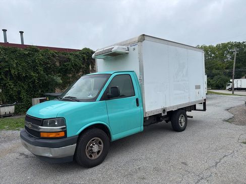 Used 2017 Chevrolet Express 3500 RWD image 3
