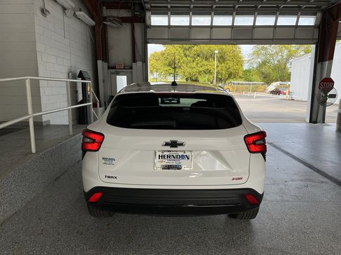 Used 2024 Chevrolet Trax RS w/ Sunroof Package image 7