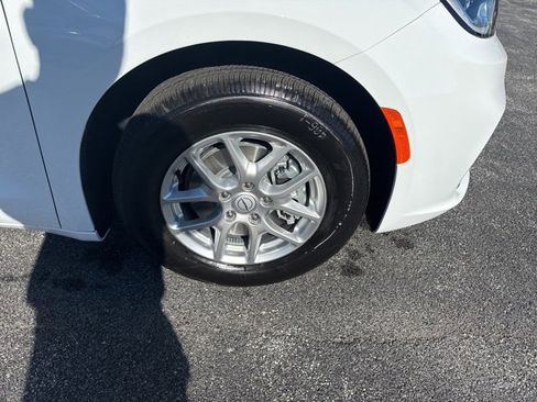 New 2026 Chrysler Pacifica Select image 14