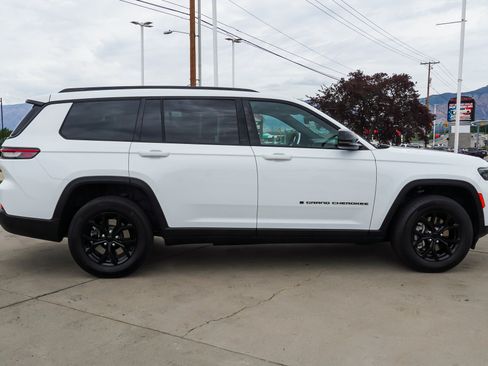 Used 2024 Jeep Grand Cherokee L Altitude AWD/4WD image 9