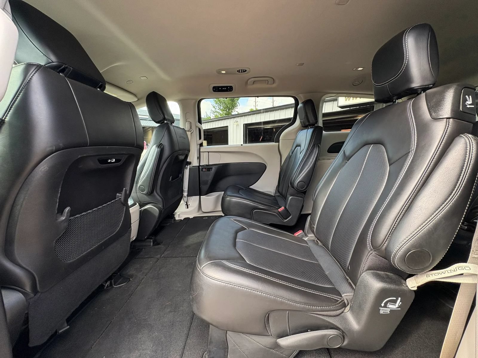 Used 2024 Chrysler Pacifica Touring-L FWD image 16