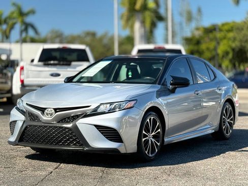 Used 2018 Toyota Camry SE image 1