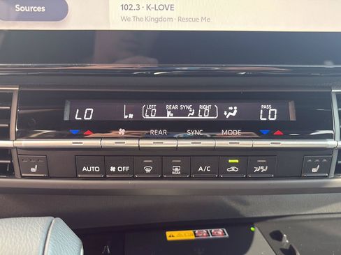 Used 2025 Toyota Sienna XSE AWD/4WD image 15