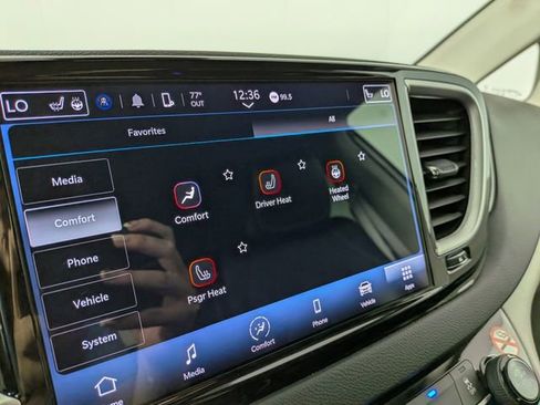 Used 2024 Chrysler Pacifica Touring-L FWD image 8