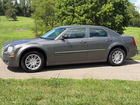 Used 2009 Chrysler 300 Touring RWD image 1