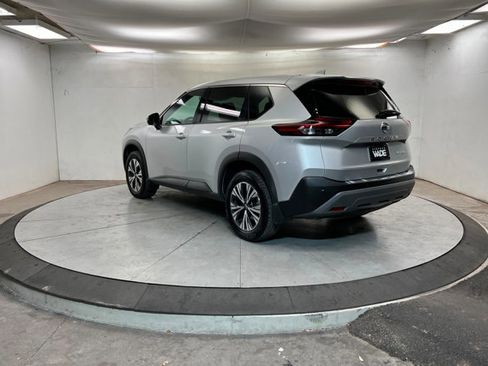 Used 2021 Nissan Rogue SV image 3