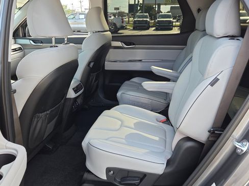 Used 2025 Hyundai Palisade SEL FWD image 6
