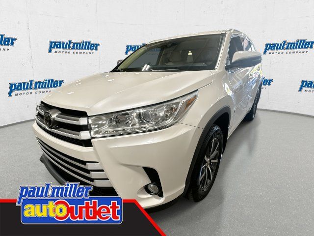 Used 2017 Toyota Highlander XLE FWD image 1