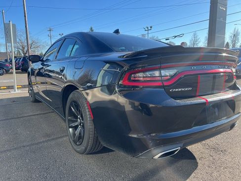 Used 2017 Dodge Charger SXT image 5