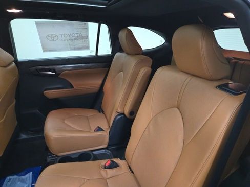 New 2026 Toyota Highlander Platinum image 18