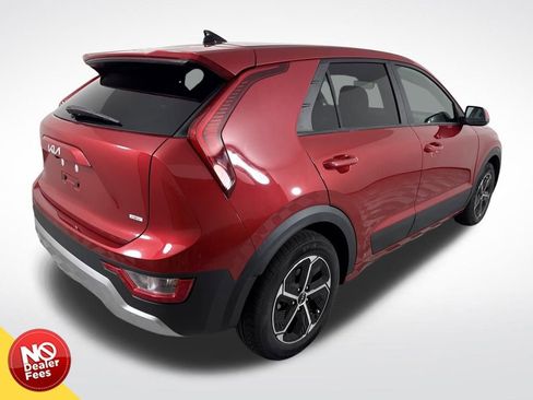 Used 2023 Kia Niro LX image 3