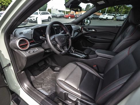 Used 2024 Chevrolet Trax RS w/ Sunroof Package FWD image 19