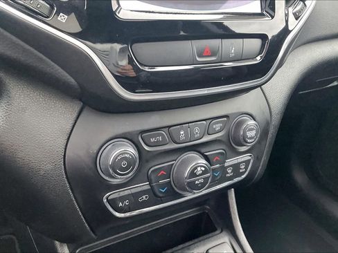 Used 2022 Jeep Cherokee Limited image 18