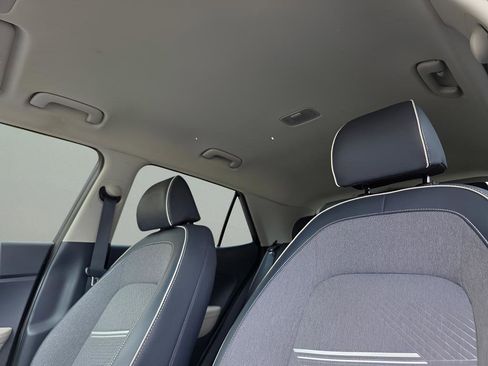 Used 2024 Hyundai Venue Limited image 19