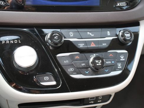 Used 2017 Chrysler Pacifica Touring-L FWD image 13