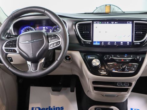 Used 2023 Chrysler Pacifica Touring-L FWD image 17