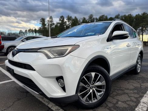 Used 2018 Toyota RAV4 XLE AWD/4WD image 2