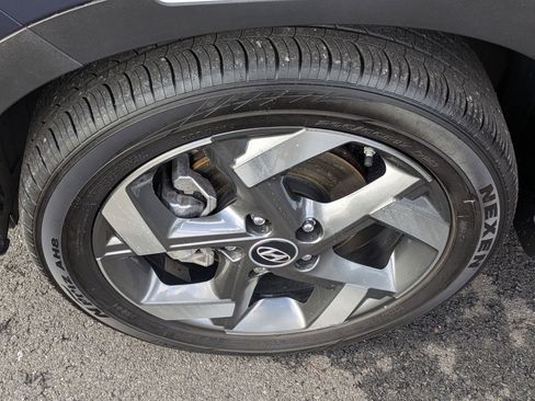 Certified 2021 Hyundai Venue image 28