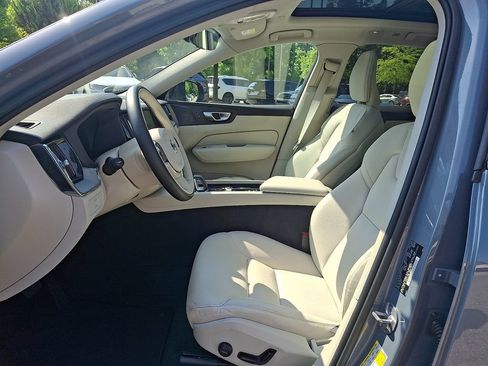Used 2023 Volvo XC60 B5 Plus AWD/4WD image 13