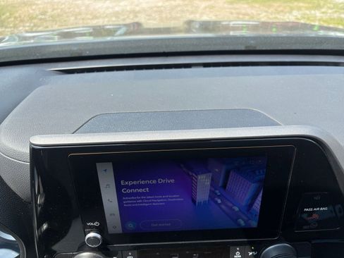 Used 2025 Toyota Highlander LE FWD image 17