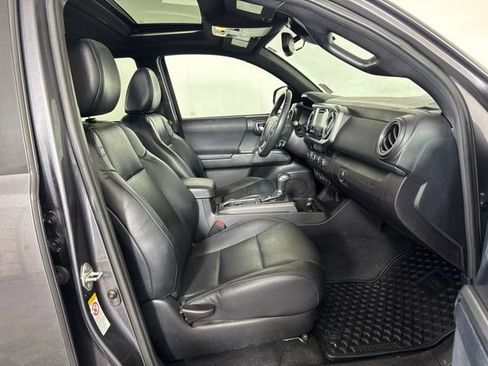 Used 2018 Toyota Tacoma TRD Sport AWD/4WD image 4