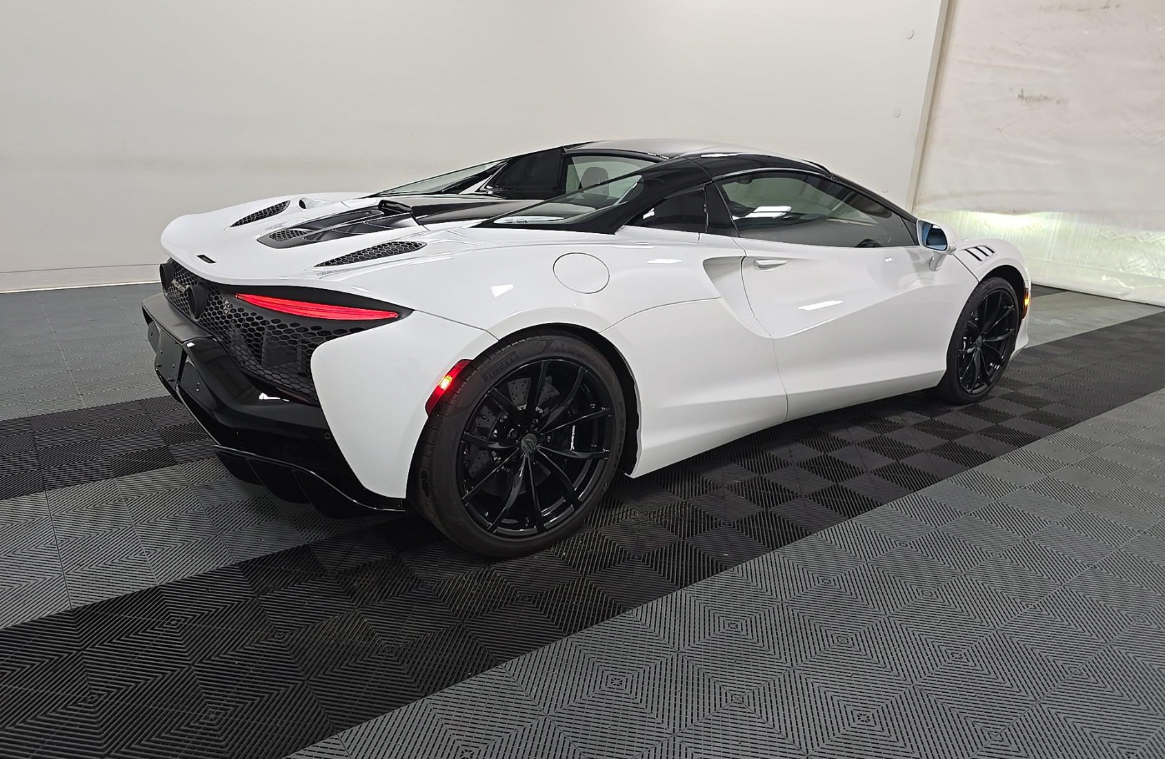 Used 2025 McLaren Artura Spider RWD image 6