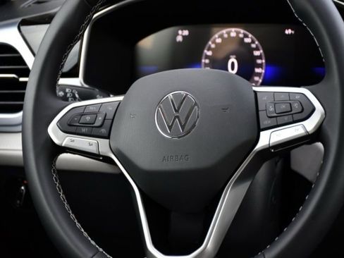 New 2026 Volkswagen Taos SE image 21