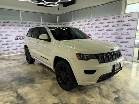 Used 2019 Jeep Grand Cherokee Altitude AWD/4WD image 3