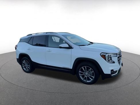 Used 2024 GMC Terrain SLT image 2