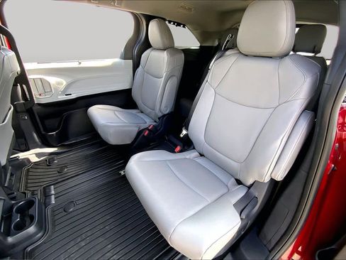 Used 2026 Toyota Sienna XLE FWD image 20