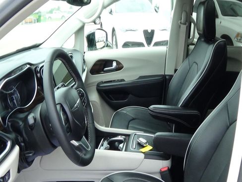 Used 2024 Chrysler Pacifica Limited AWD/4WD image 21