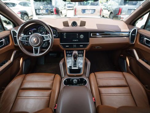 Used 2023 Porsche Cayenne AWD/4WD image 15