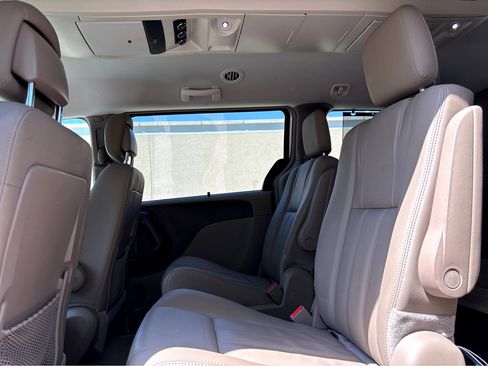 Used 2015 Chrysler Town & Country Touring w/ Driver Convenience Group FWD image 18