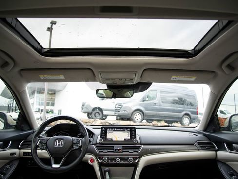 Used 2018 Honda Accord Touring image 18