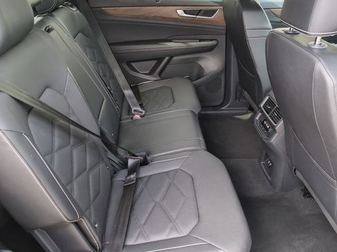 Used 2025 Volkswagen Atlas SE image 15