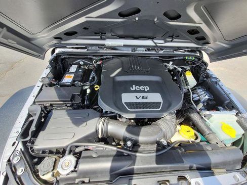 Used 2017 Jeep Wrangler Unlimited Sport w/ Mopar Black Appearance Group AWD/4WD image 25