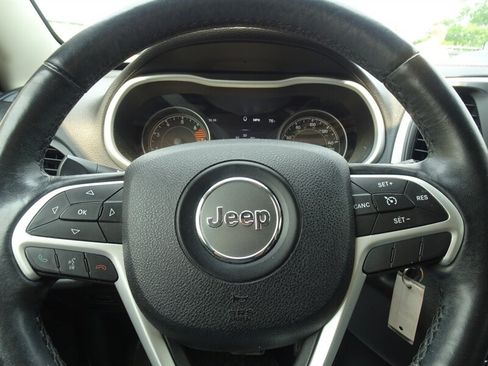 Used 2017 Jeep Cherokee Trailhawk w/ Cold Weather Group AWD/4WD image 18