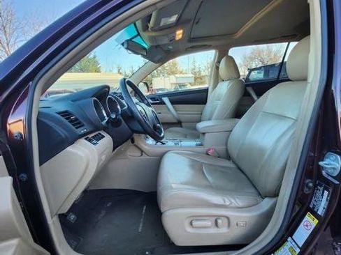 Used 2012 Toyota Highlander SE w/ Tow Pkg image 10
