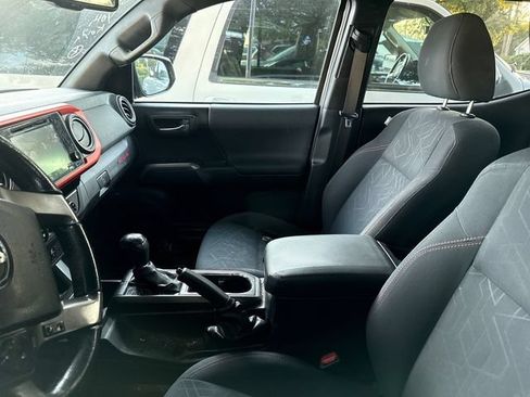 Used 2017 Toyota Tacoma TRD Sport w/ Tow Package RWD image 8