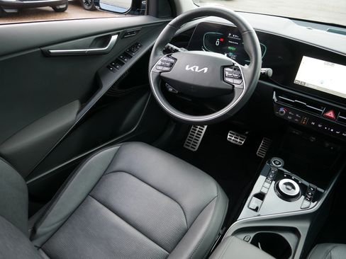 Used 2023 Kia Niro SX Touring image 9
