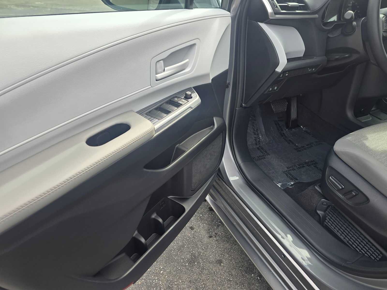 Used 2026 Toyota Sienna LE FWD image 22