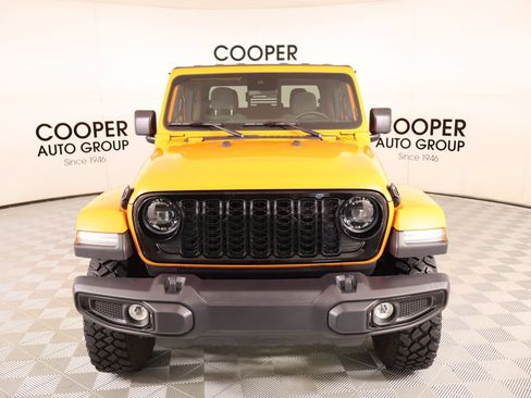 Used 2025 Jeep Gladiator Sport AWD/4WD image 9